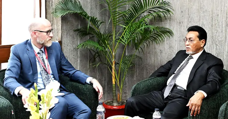 স্টুয়ার্ট জেমস ও মো. নূরুল ইসলাম